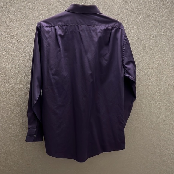 Men’s Van Heusen Dark Purple Button Down Shirt.  Size  15 1/2 32/33 - Picture 2 of 2
